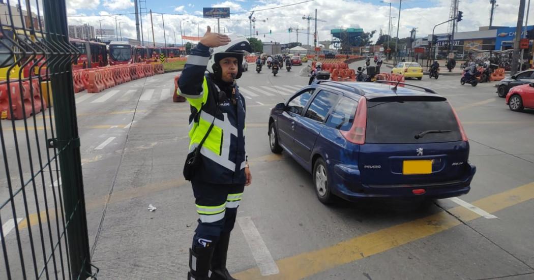 Foto que muestra un policía de tránsito y vehículos andando