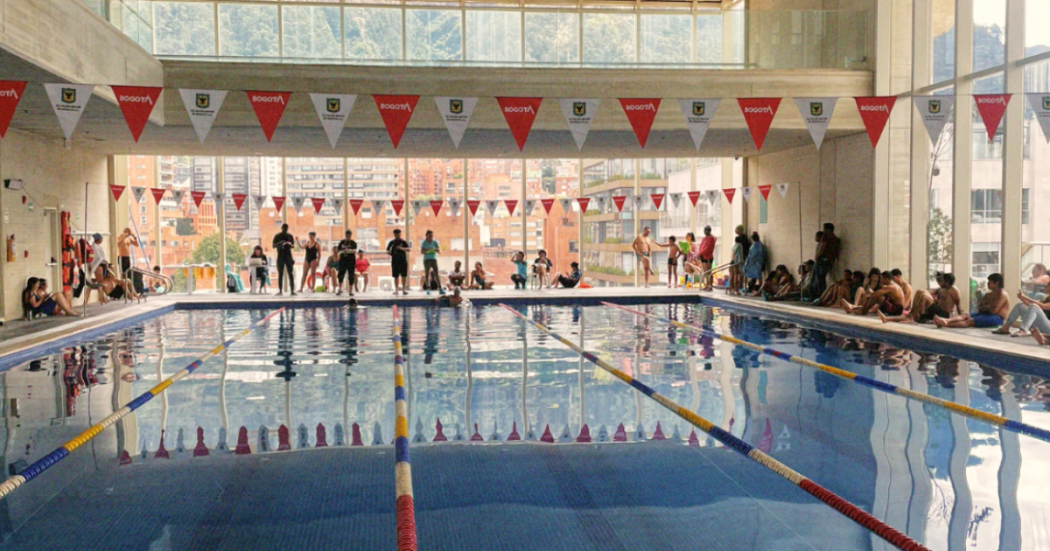 Imagen de varias personas haciendo uso de los servicios de piscinas en el CEFE Chapinero.