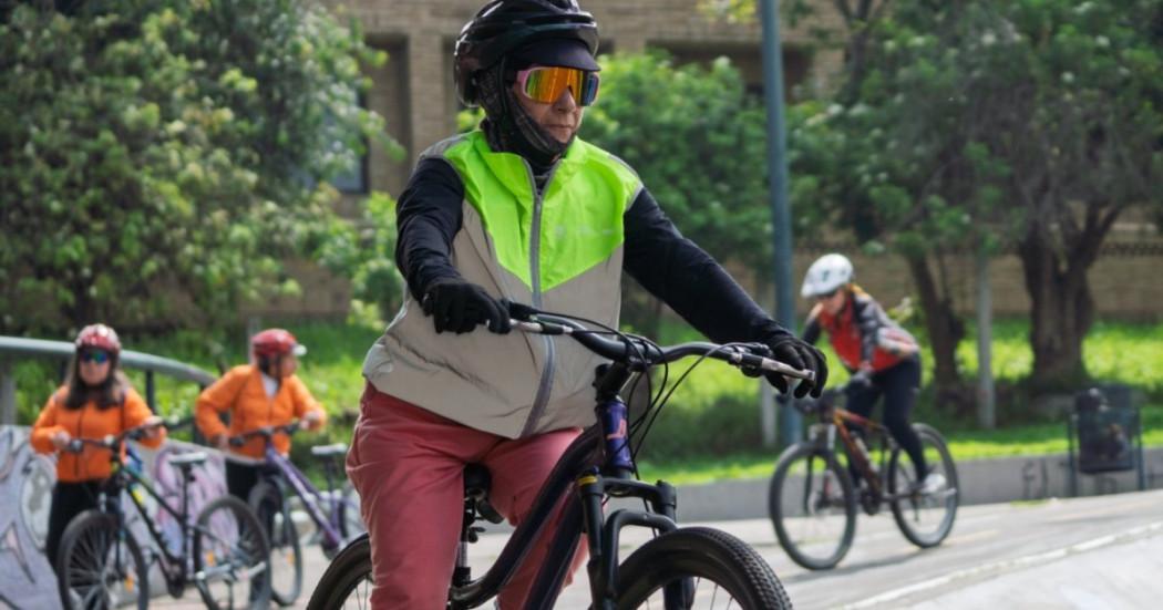 Foto que muestra una persona montando bicicleta 