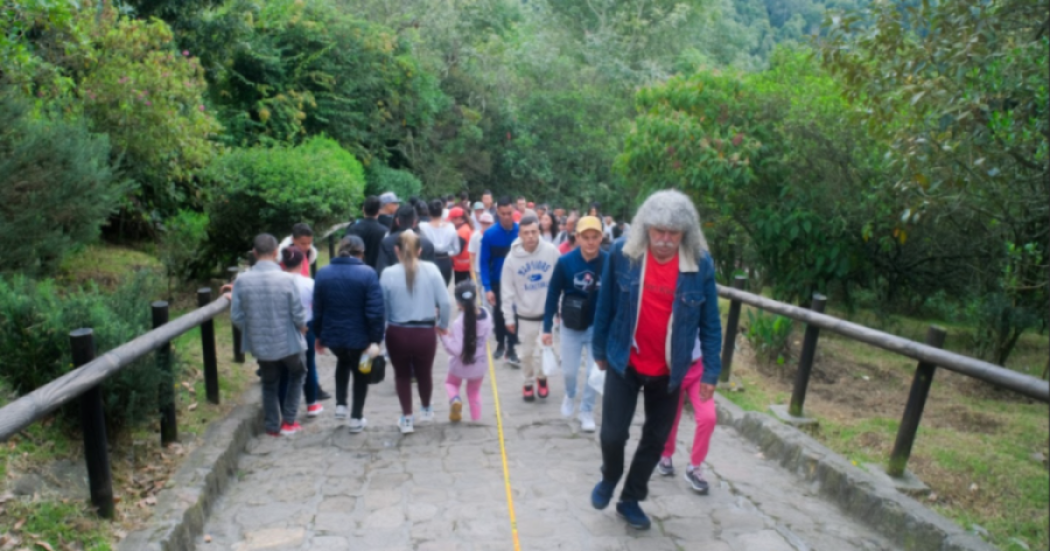 Imagen de personas subiendo al Sendero de Monserrate
