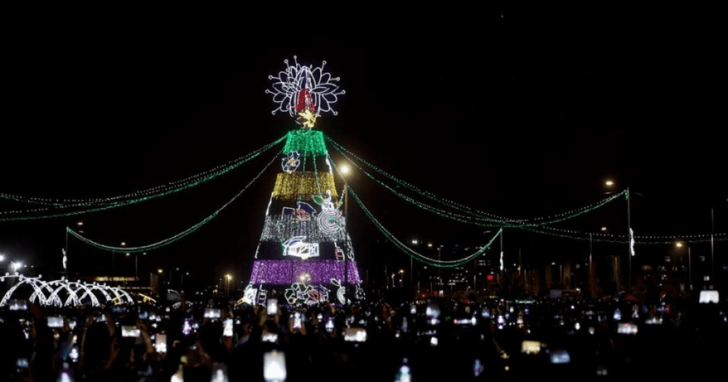 Imagen de Bogotá donde se ve al fondo un gran árbol de navidad y alumbrado navideño