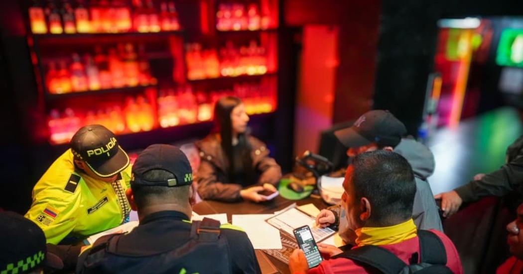 En la foto las autoridades haciendo operativos de control a un bar de la zona