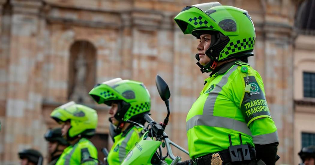 en la foto unos policías haciendo fila 