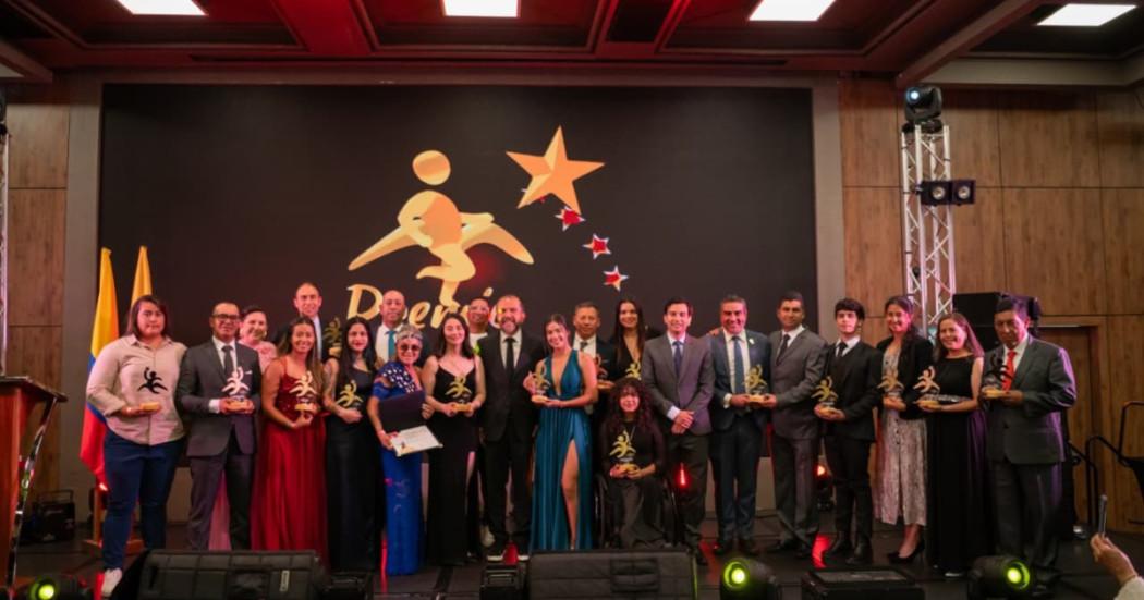 Foto que muestra a deportitas el Equipo Bogotá en una tarima