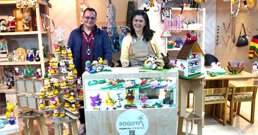 En la foto unas personas vendiendo artesanías en Bogotá