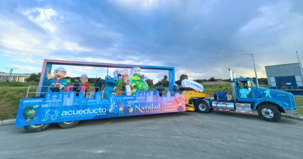 Foto que muestra un carro de la caravana navideña del Acueducto