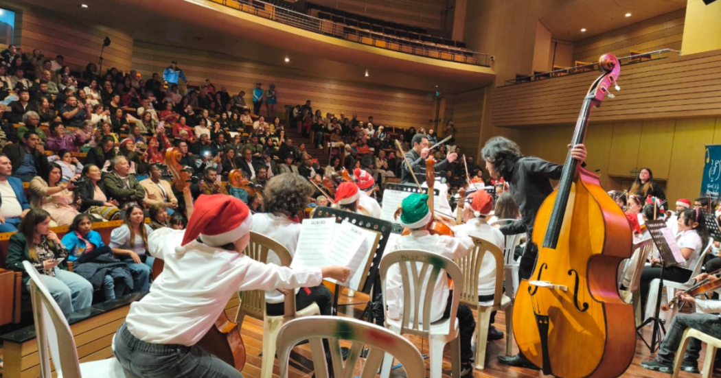 Imagen de la orquesta y del público