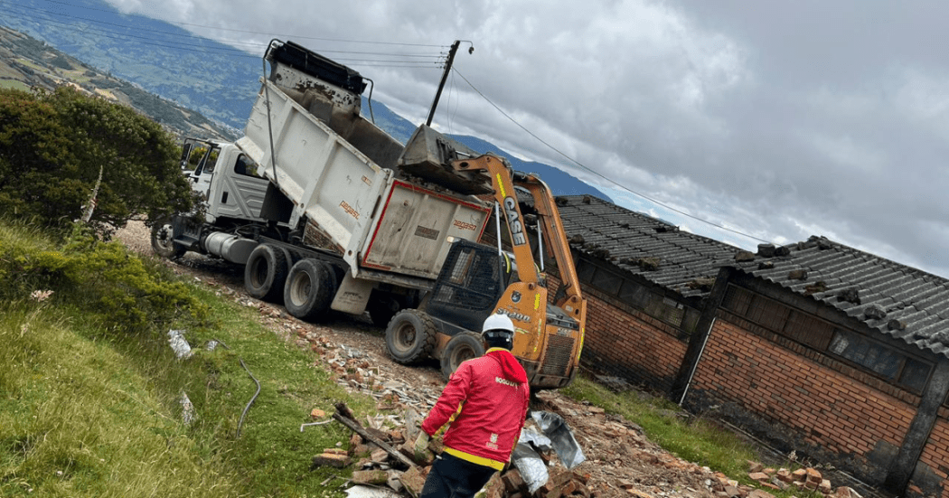 Foto de funcionarios del Distrito en operativo de limpieza