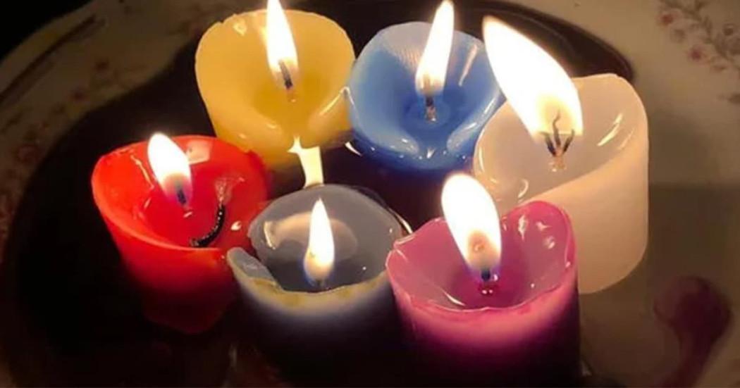 En la foto las velas de colores están prendidas 