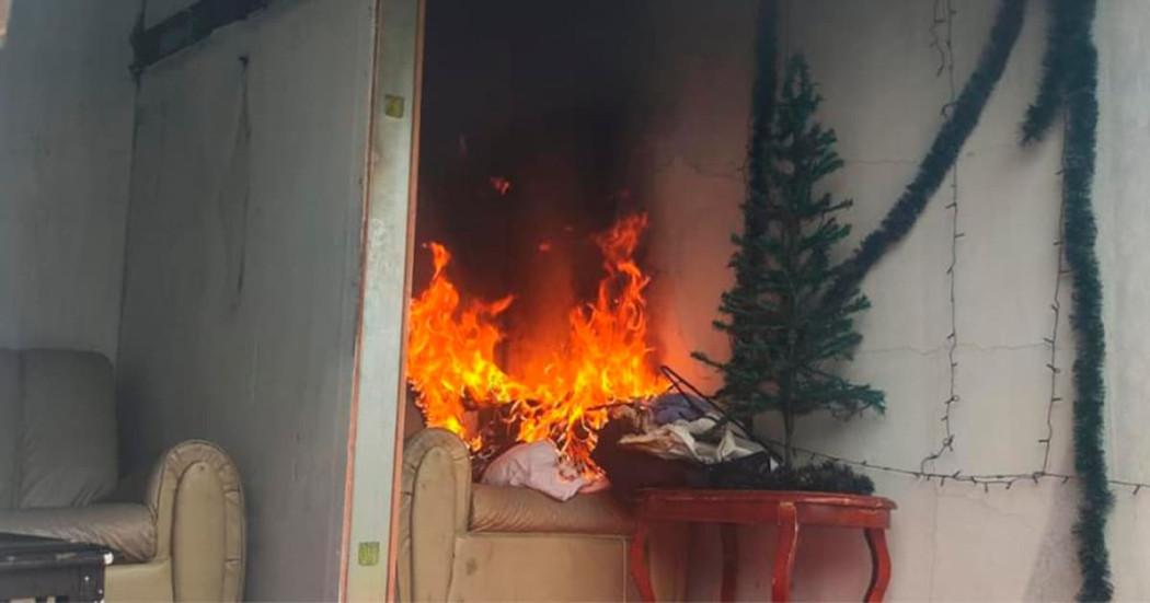 Foto de un árbol de Navidad quemándose 