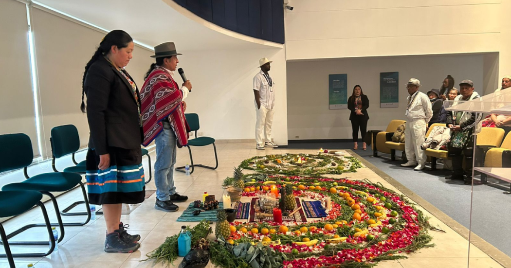 Foto de una ceremonia ancestral que reúne a líderes tradicionales alrededor de un armonioso altar ritual.