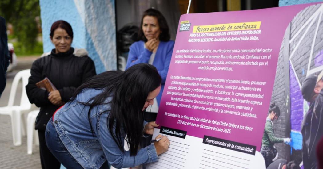 Ciudadanía firmando un acuerdo de confianza 