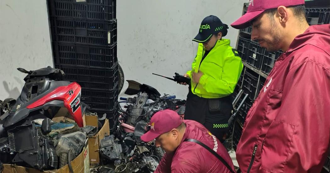 En la foto las autoridades revisando las autopartes hurtadas