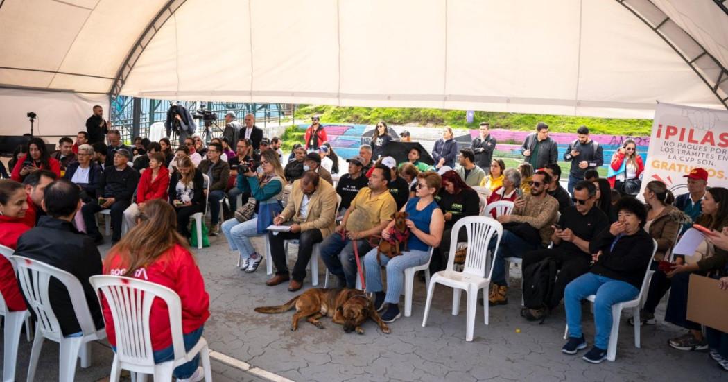 Foto que muestra personas reunidas 