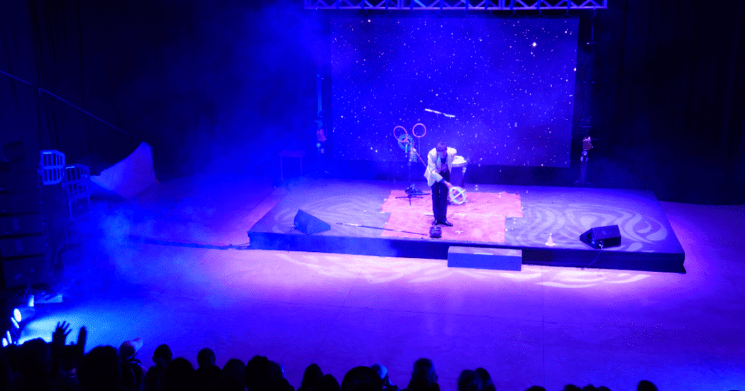 Imagen de una agrupación musical en tarima.