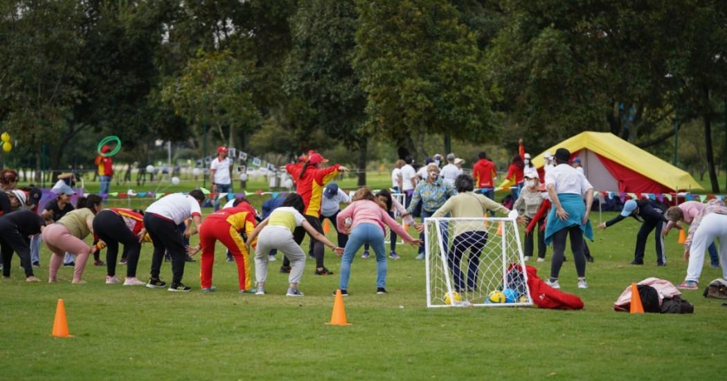 Foto que muestra personas haciendo ejercicio