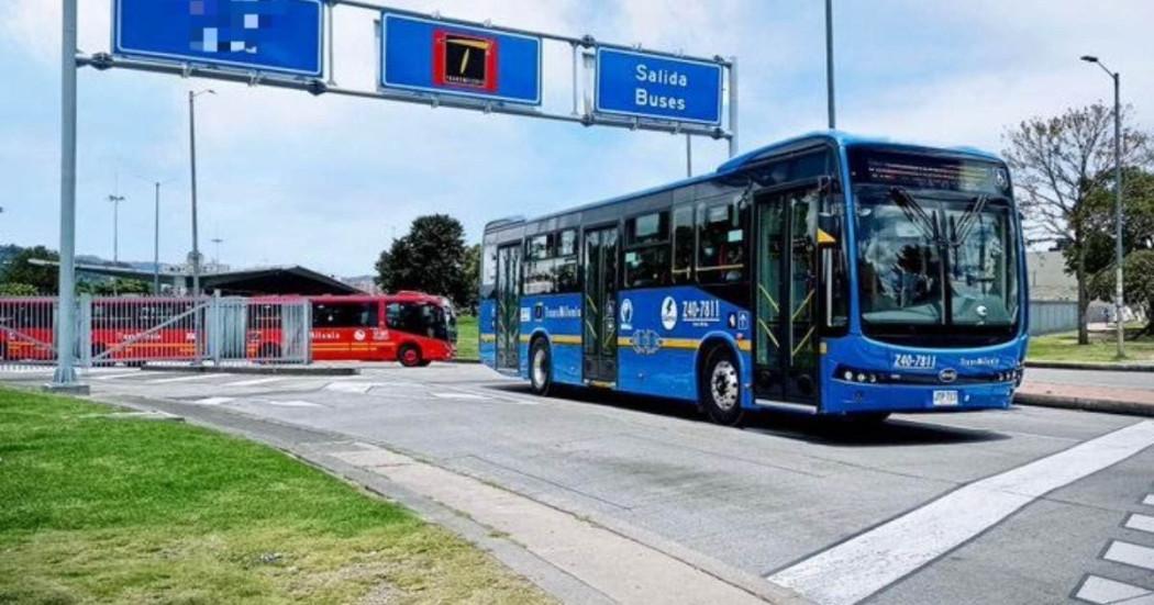Foto de buses de TransMilenio.
