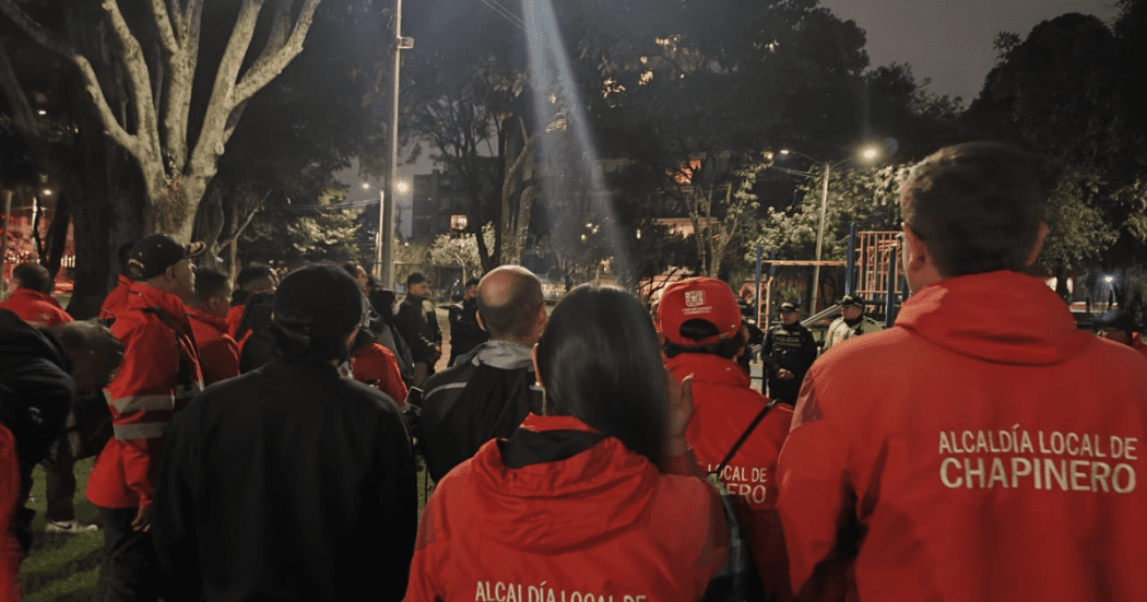 Imagen de funcionarios de la Alcaldía Local de Chapinero durante el operativo