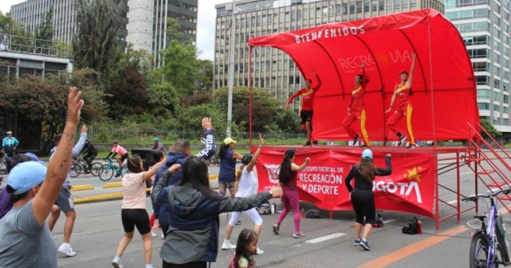 Foto que muestra personas haciendo ejercicio 
