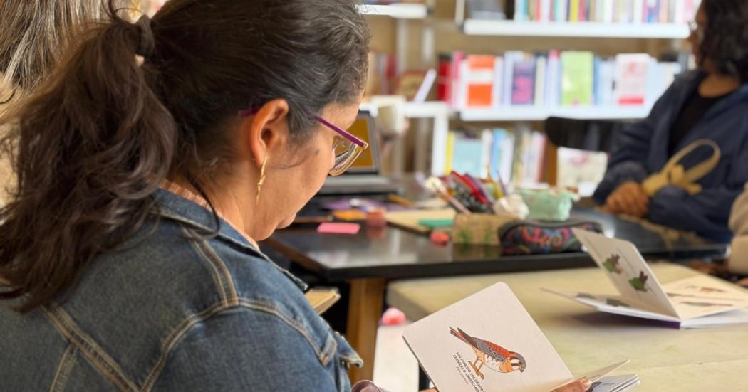Foto que muestra una mujer leyendo un libro