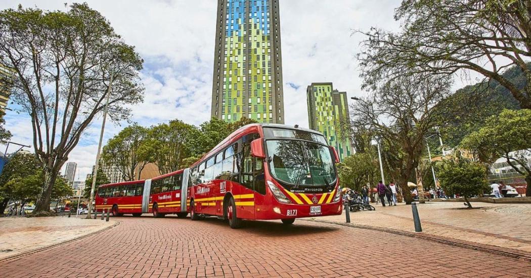 Foto de un bus de TransMilenio en una vía de Bogotá