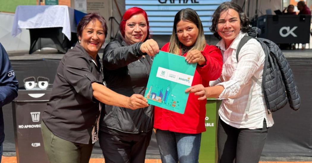 Foto que muestra cuatro mujeres sonriendo 