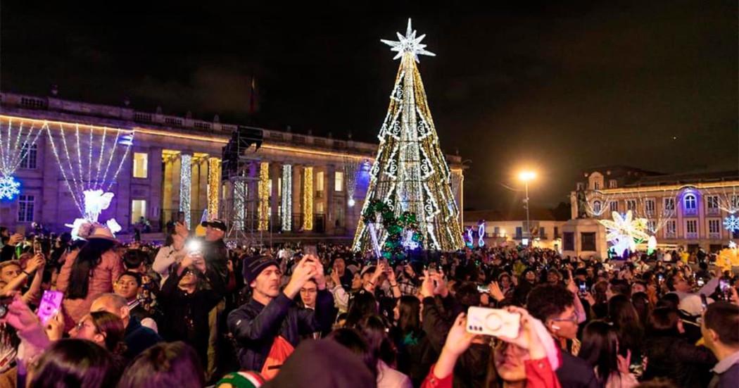 En la foto muchas personas en la Plaza de Bolívar disfrutando de los eventos de Navidad