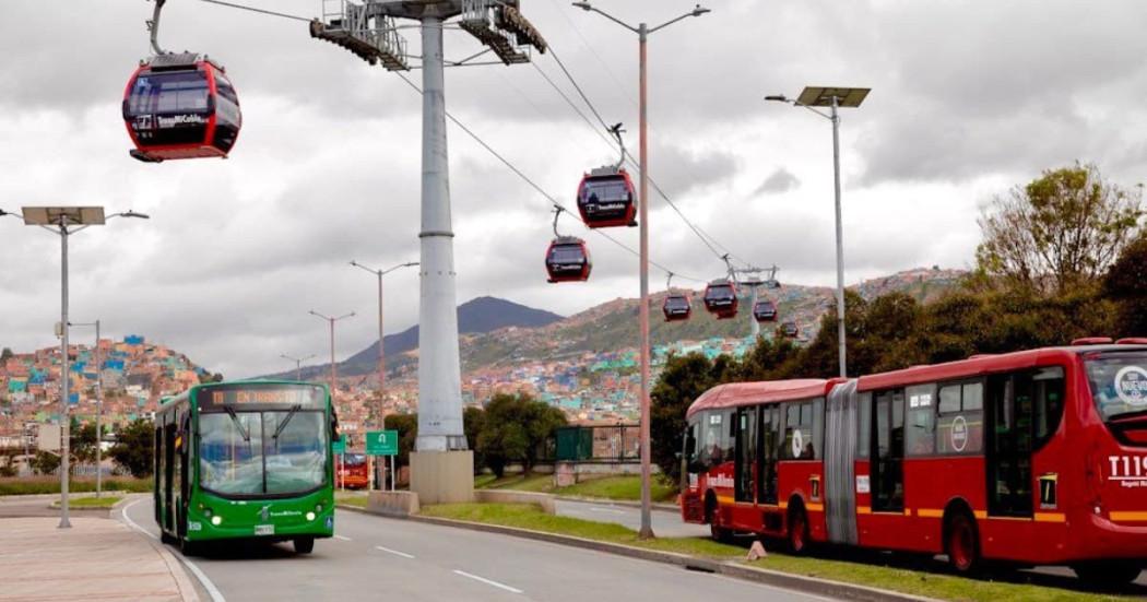 Foto de un bus de TransMilenio cerca de sistema TransMiCable