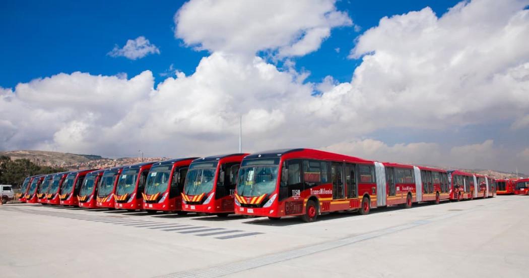 Foto de varios buses de TransMilenio estacionados. 