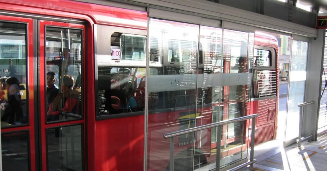 Foto de un bus de TransMilenio estacionado en una estación