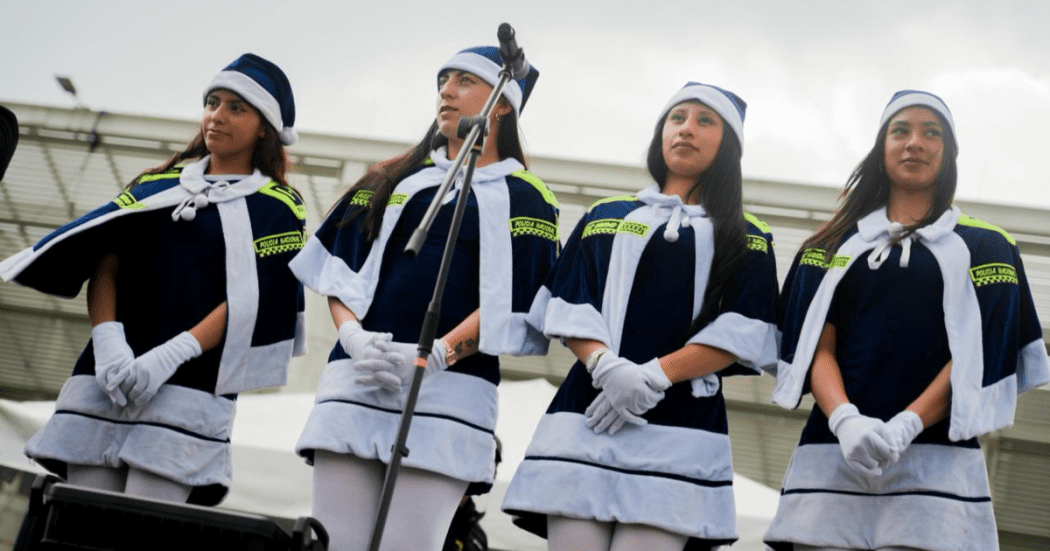 Imagen de cuatro mujeres en una tarima