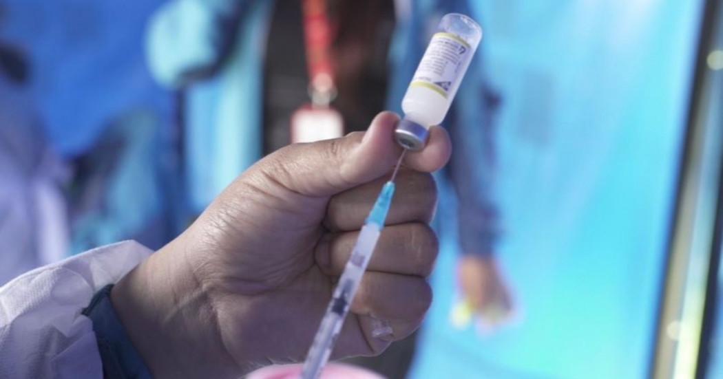 Foto que muestra unas manos sosteniendo una jeringa