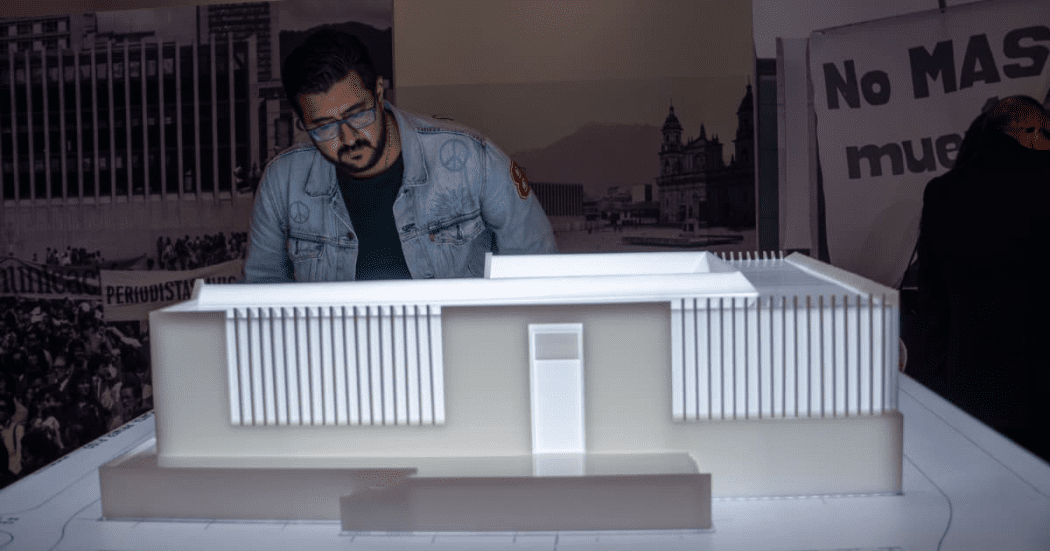 Visitante observa maqueta del palacio de justicia en el Archivo de Bogotá