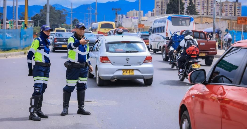 Fotos de agentes de tránsito en una vía de Bogotá