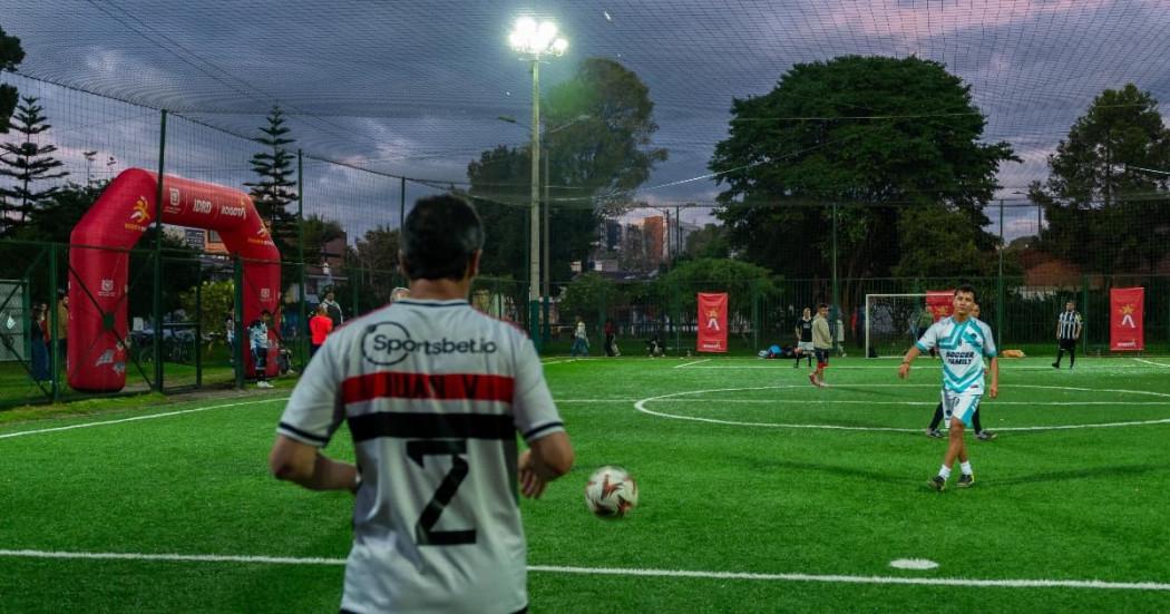 Imagen de jóvenes jugando fútbol en una cancha en la localidad de Fontibón