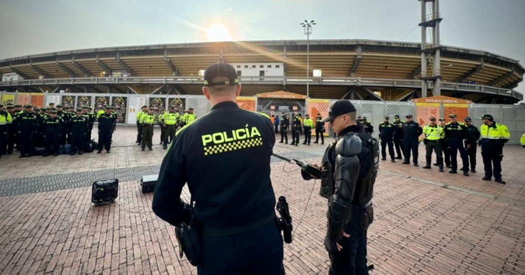 Foto de Policías en inmediaciones al Estadio El Campín de Bogotá.