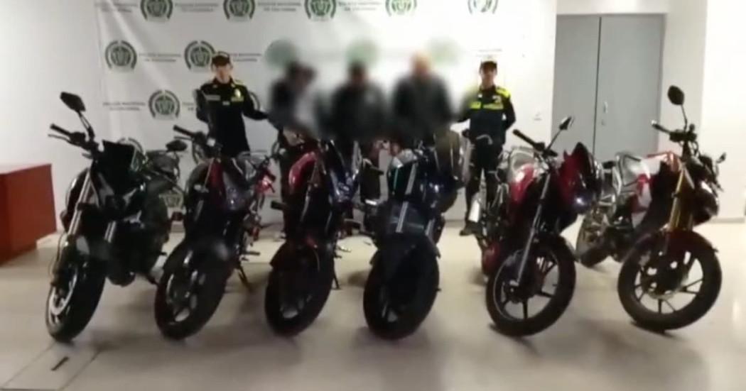 Foto de los tres capturados y seis motocicletas recuperadas tras el operativo en el centro de Bogotá.