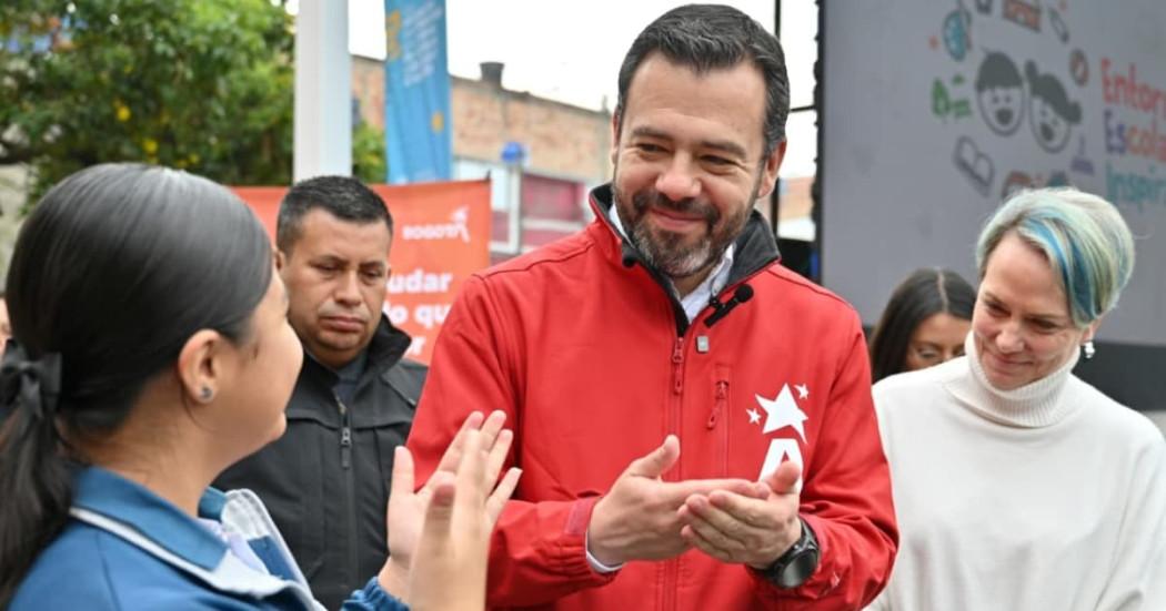 Foto del alcalde Carlos Fernando Galán durante el evento de bienvenida de los 680 mil estudiantes y su clases en 412 colegios.