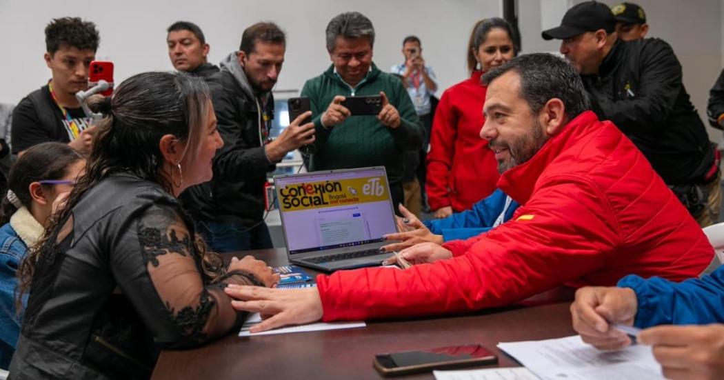 Foto del alcalde Carlos Fernando Galán junto a una de las beneficiarias del programa de internet gratis 'Conexión Social, Bogotá me conecta'.