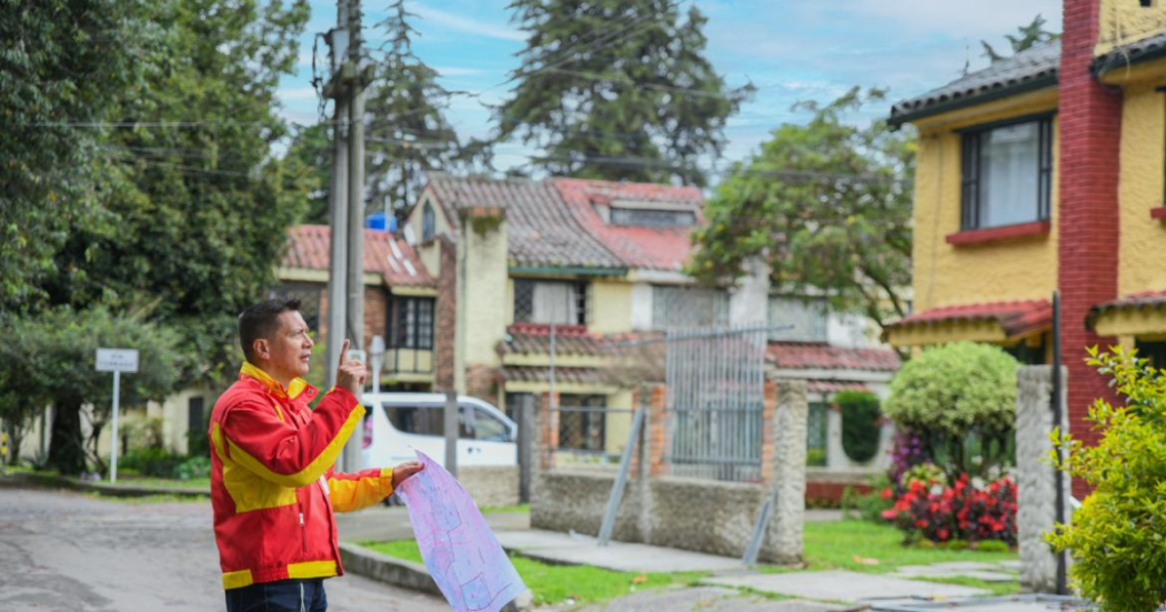Foto de un funcionario del distrito en una calle de Bogotá 