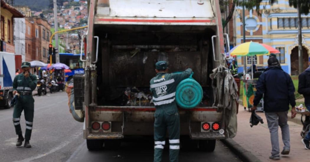 Foto de un camión recolector de basuras en Bogotá.