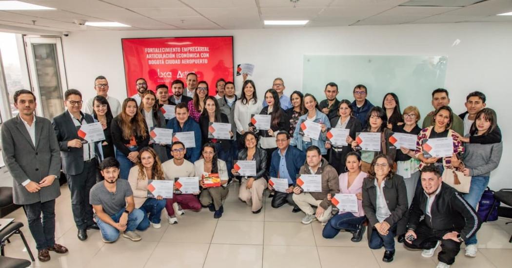 Foto de representantes de las empresas certificadas en cadena de valor y logística del Aeropuerto El Dorado de Bogotá.