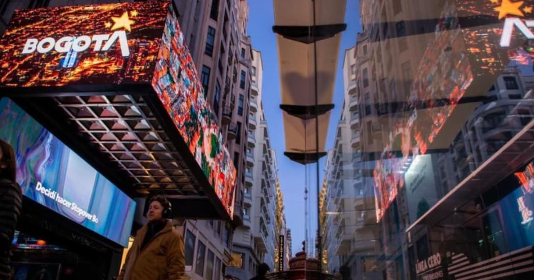 Foto de la proyección de marca ciudad de Bogotá en la Gran Vía de Madrid de España.