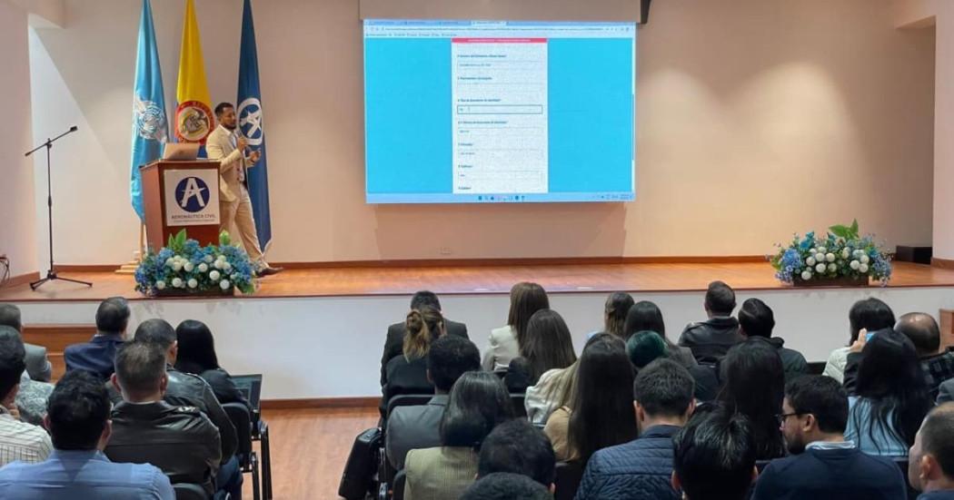 Foto de la presntación del aplicativo web de la Aeronáutica Civil para trámites de alturas para infraestructura de telecomunicaciones.