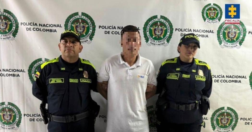 Foto de la captura de William Sarria Ruíz por su presunta participación en los delitos de feminicidio agravado tentado o tentativa de feminicidio en concurso heterogéneo con acceso carnal violento y hurto.