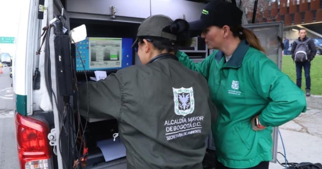 Foto de dos funcionarias de la Secretaría Distrital de Ambiente en controles de calidad del aire en vías de Bogotá.