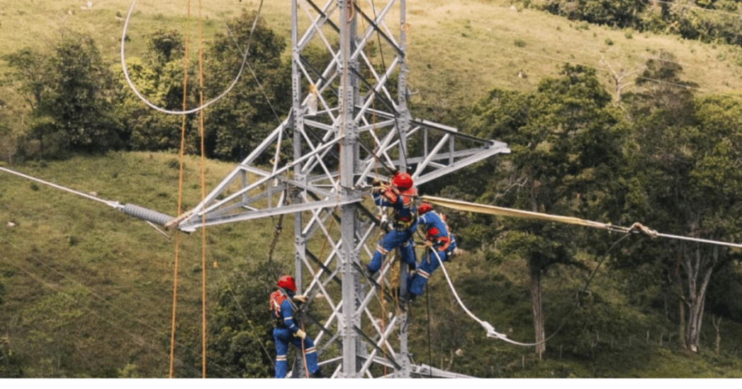 Imágenes de técnicos de ENEL realizando labores de mantenimiento