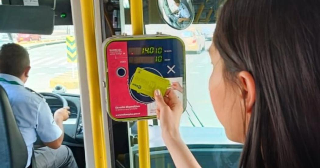 Foto de una estudiante accediendo al subsidio de transporte escolar 2026 en Bogotá.