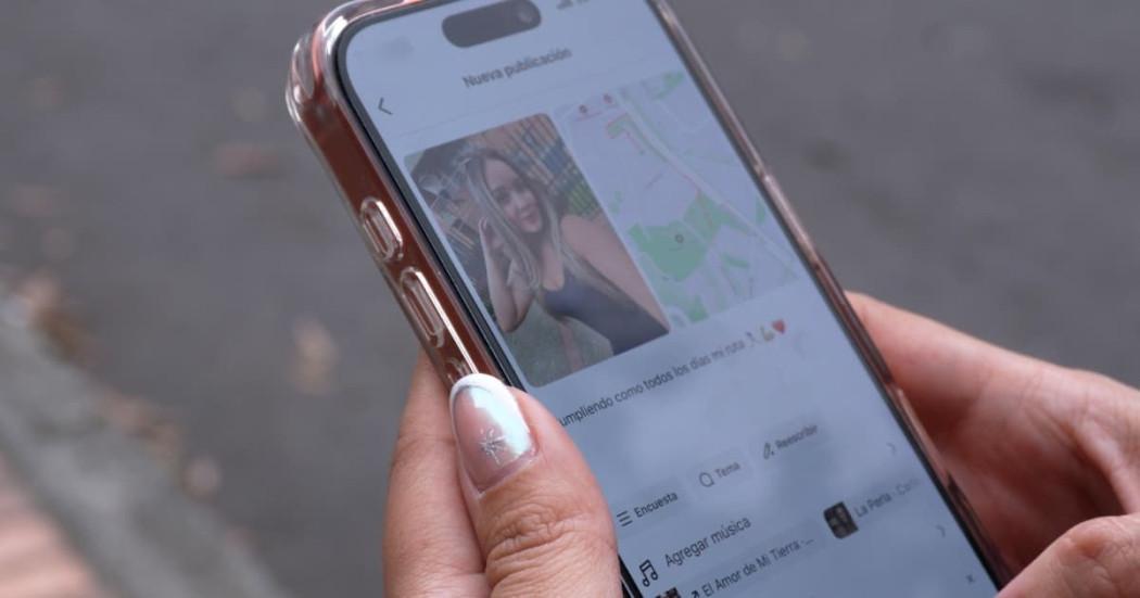 Foto de un uso de celular y redes sociales.