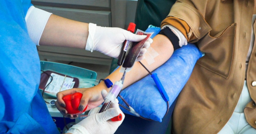 Foto de una persona donando sangre en Bogotá 